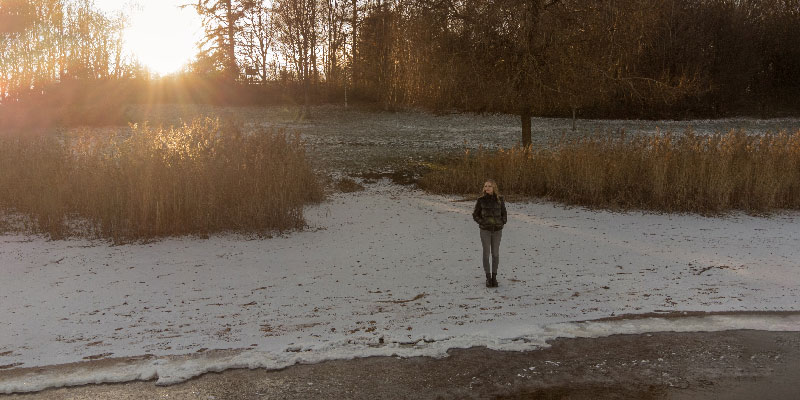 Emily Vontz steht am Stausee Losheim mit Jacke und im Schnee